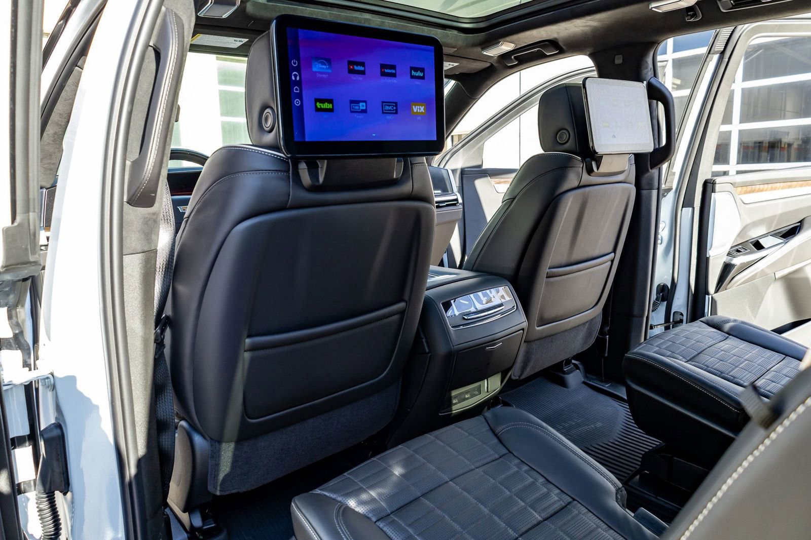 Used 2026 Cadillac Escalade Platinum Sport w/ LPO, Floor Liner Package AWD/4WD image 30