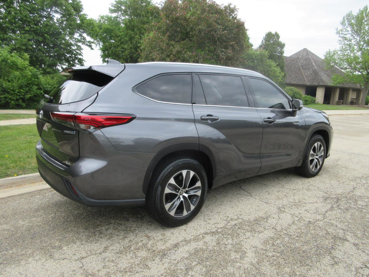 Used 2021 Toyota Highlander XLE FWD image 9
