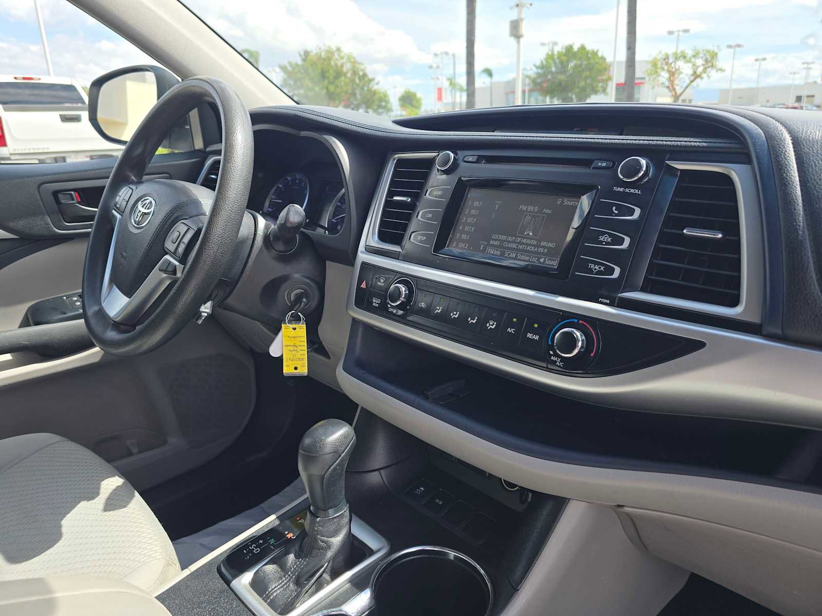 Used 2017 Toyota Highlander LE FWD image 10