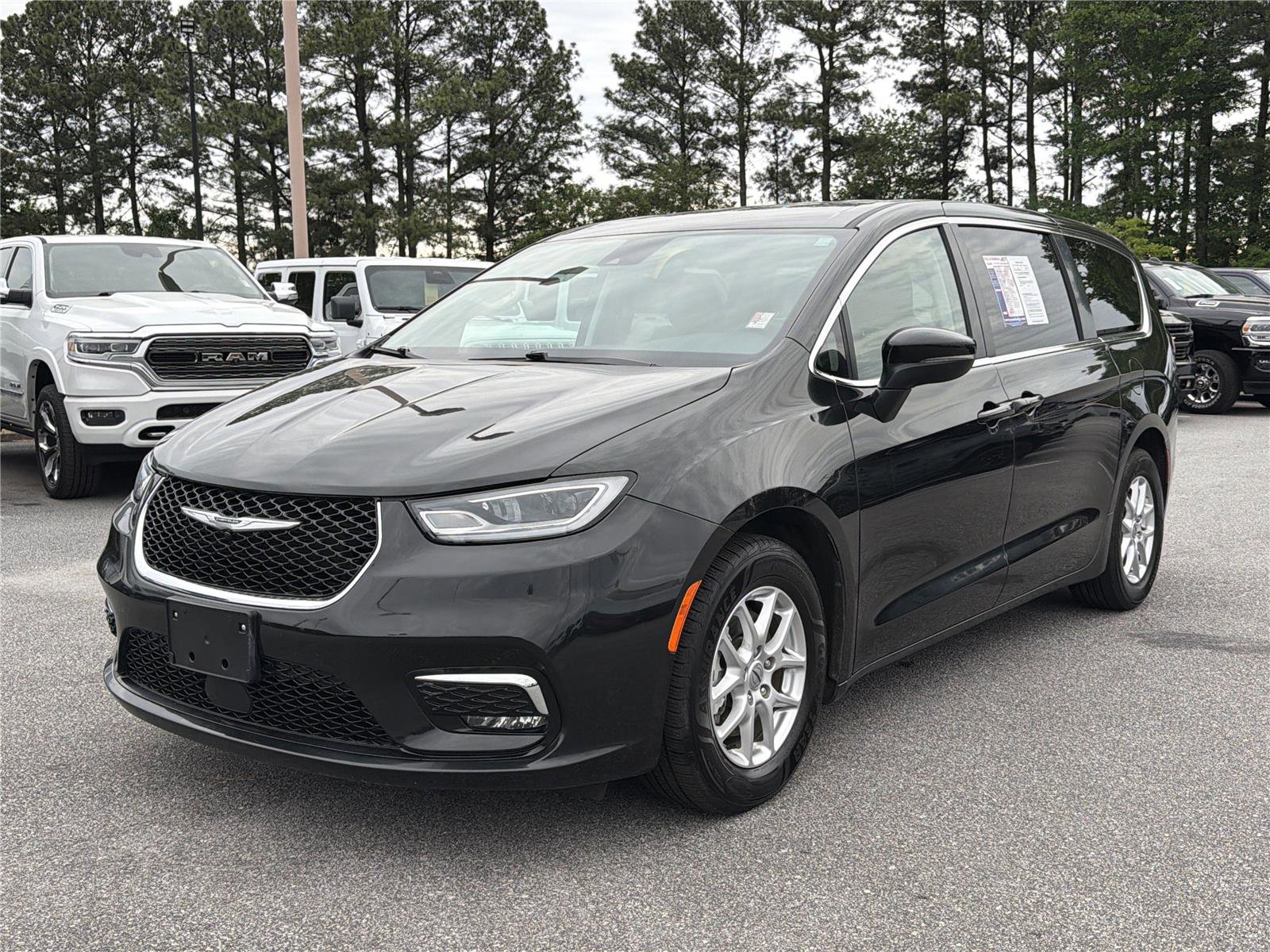 Used 2023 Chrysler Pacifica Touring-L FWD image 2