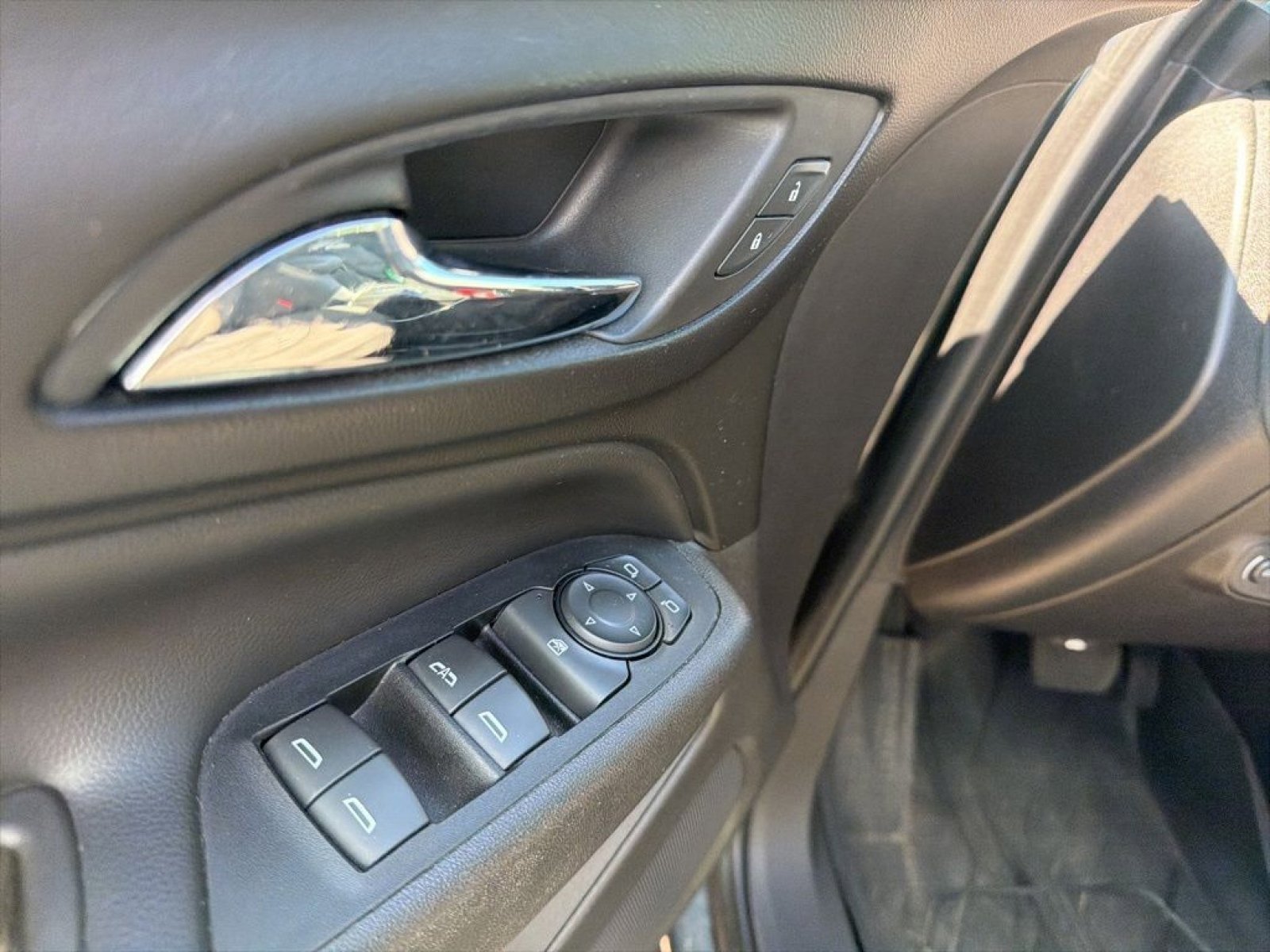 Used 2018 Chevrolet Equinox LT FWD image 19