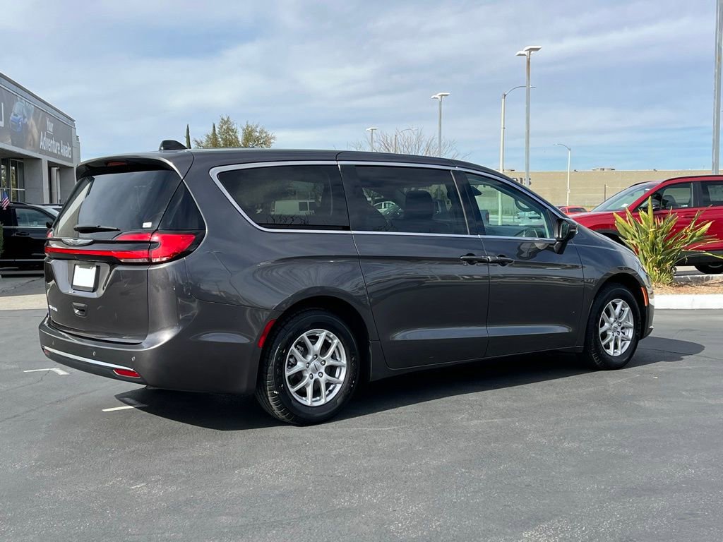 Used 2023 Chrysler Pacifica Touring-L image 7