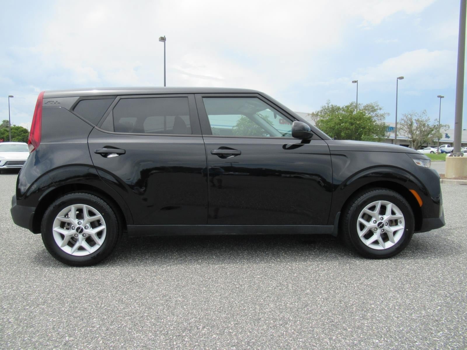 Used 2022 Kia Soul LX w/ Technology Package FWD image 2