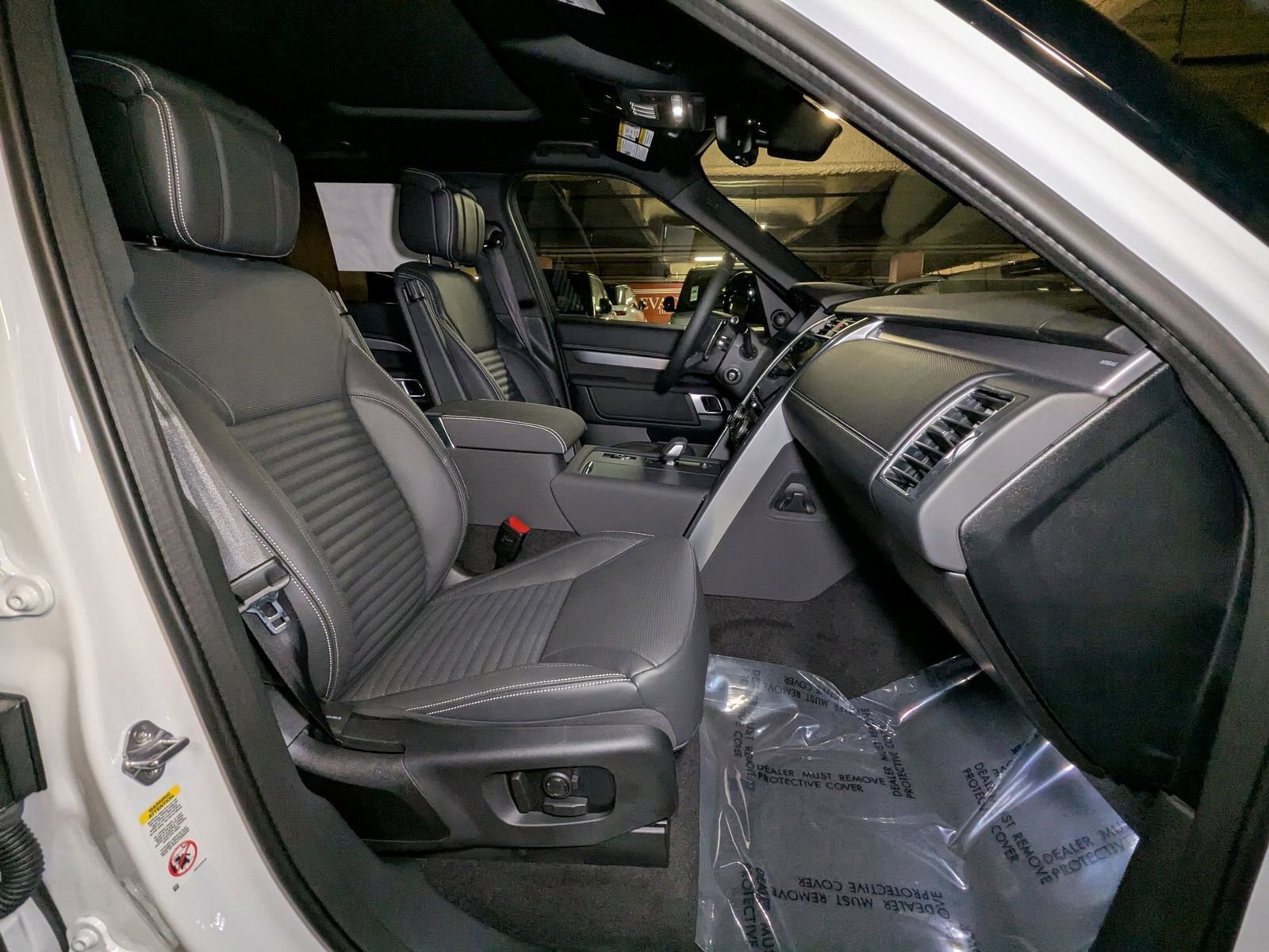 New 2025 Land Rover Discovery Dynamic SE image 17