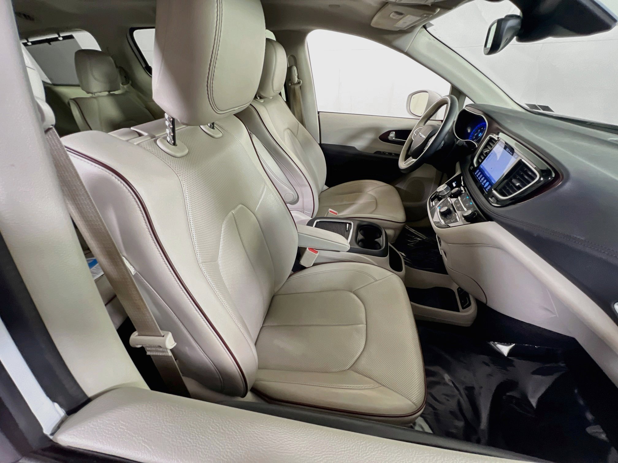 Used 2017 Chrysler Pacifica Limited w/ UConnect Theater Package FWD image 30