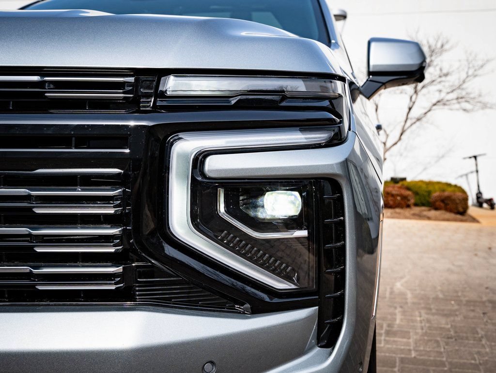 Used 2025 Chevrolet Tahoe High Country AWD/4WD image 16