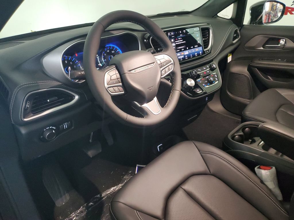 New 2027 Chrysler Pacifica Select FWD image 8