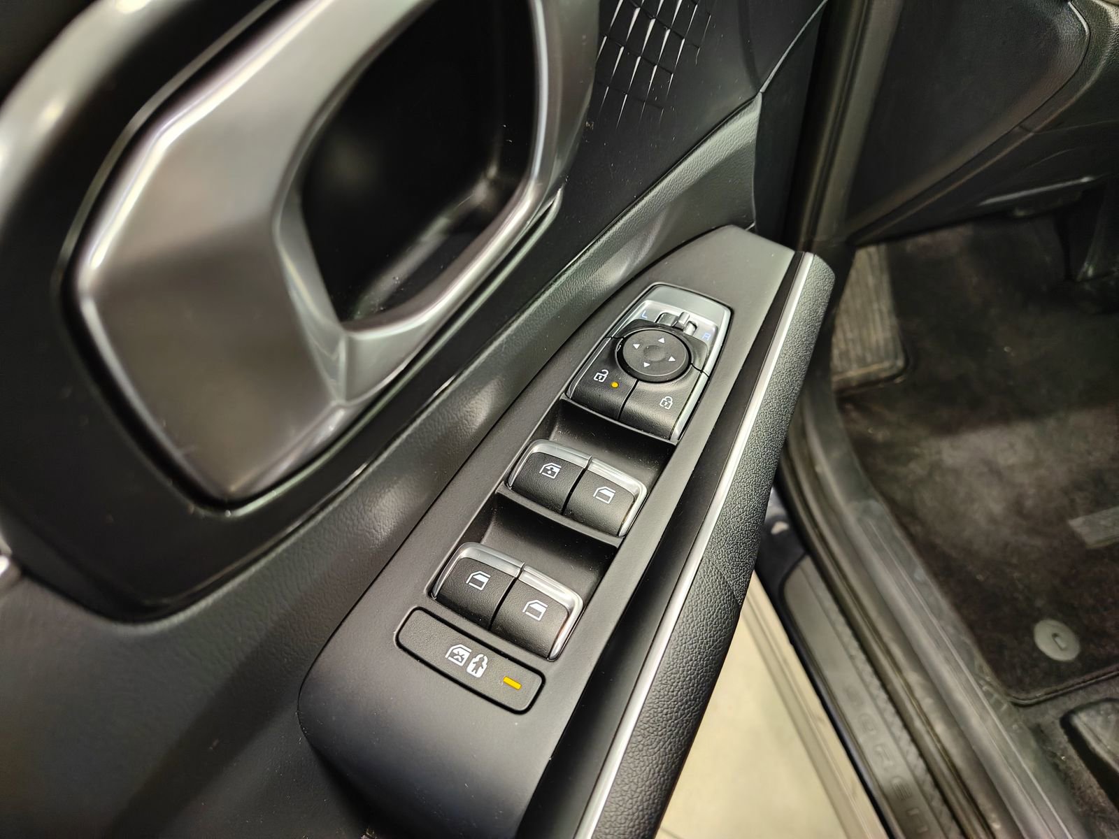 Used 2025 Kia Sorento LX image 11