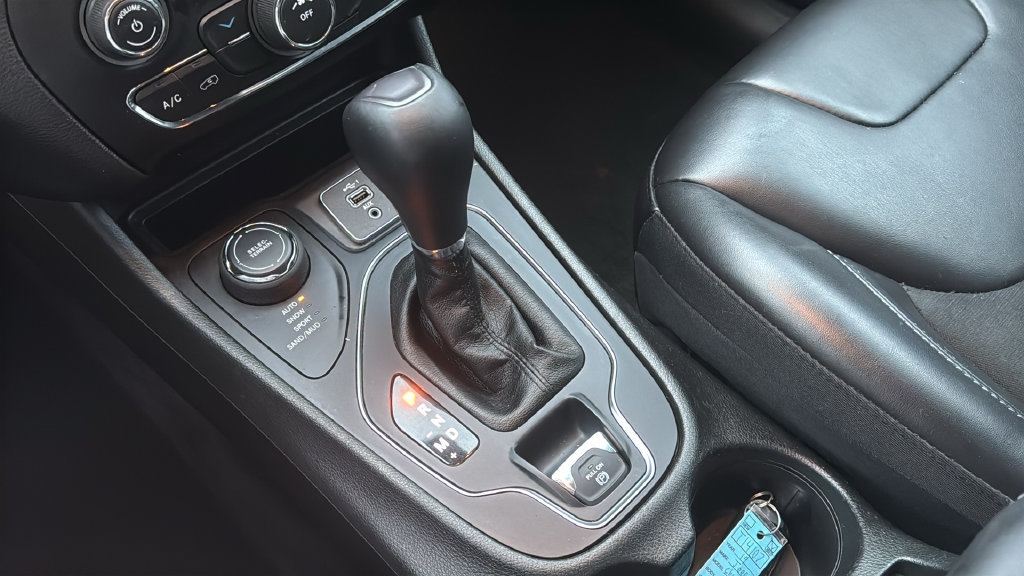 Used 2019 Jeep Cherokee Latitude Plus w/ Cold Weather Group AWD/4WD image 25