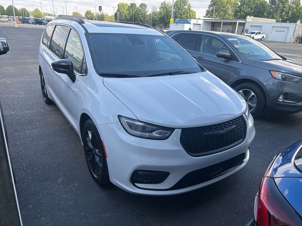 Used 2025 Chrysler Pacifica Limited FWD image 1