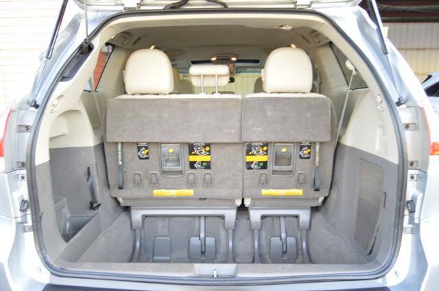 Used 2011 Toyota Sienna XLE w/ XLE Navigation Pkg FWD image 37