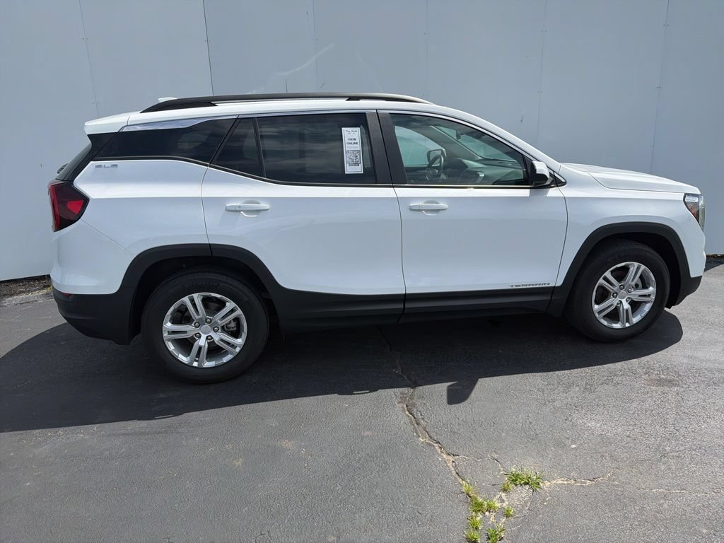 Used 2024 GMC Terrain SLE w/ Driver Convenience Package FWD image 3