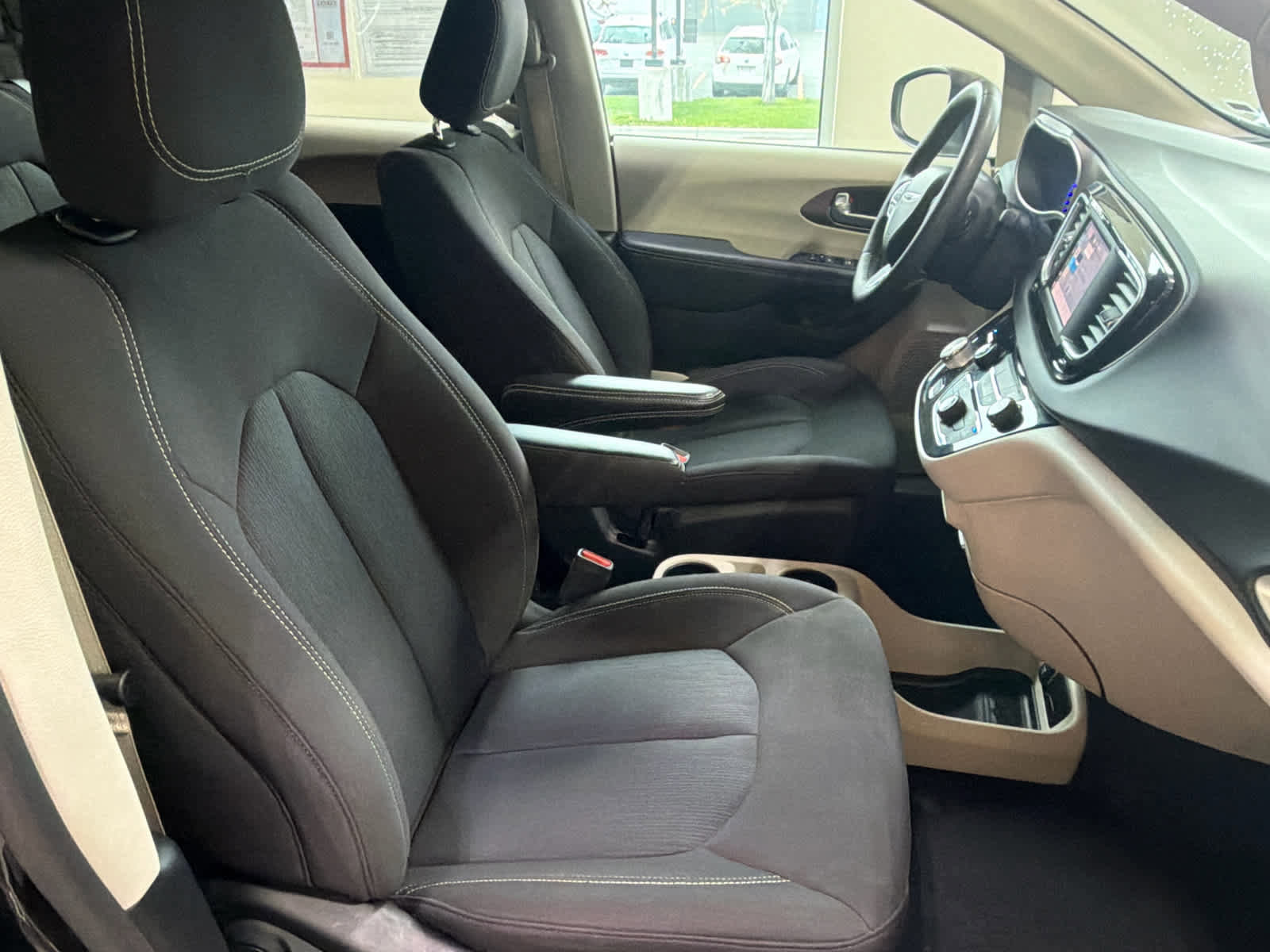 Used 2023 Chrysler Voyager LX FWD image 12