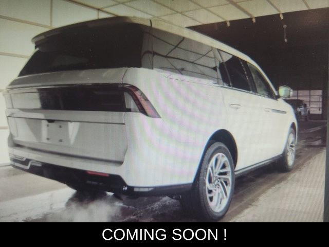 Used 2025 Lincoln Navigator Reserve image 3