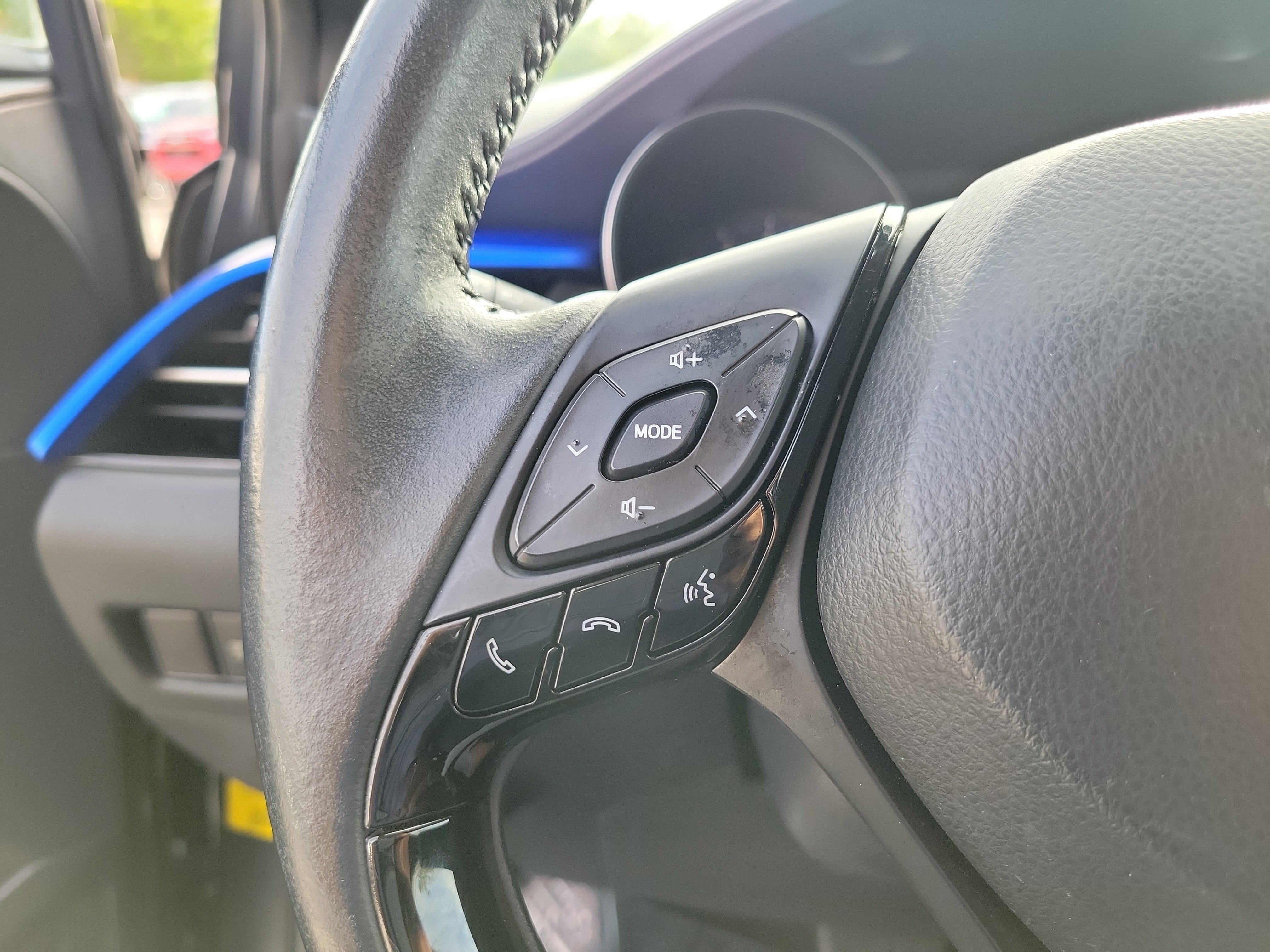 Used 2021 Toyota C-HR XLE FWD image 24