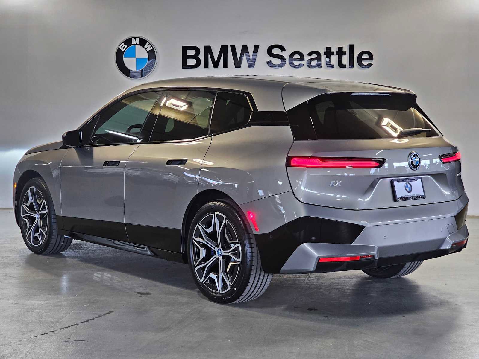 Used 2024 BMW iX xDrive50 w/ Premium Package image 4