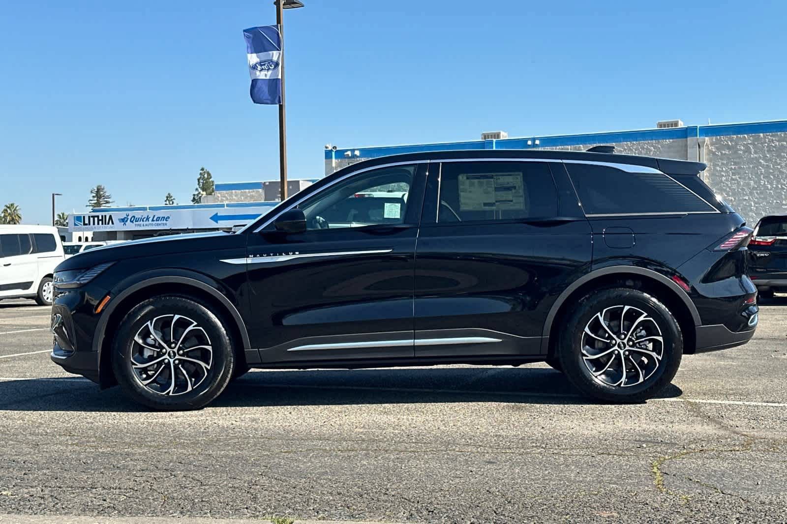 Used 2026 Lincoln Nautilus Premier AWD/4WD image 5