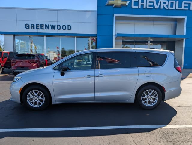 Used 2024 Chrysler Pacifica Touring-L FWD image 2