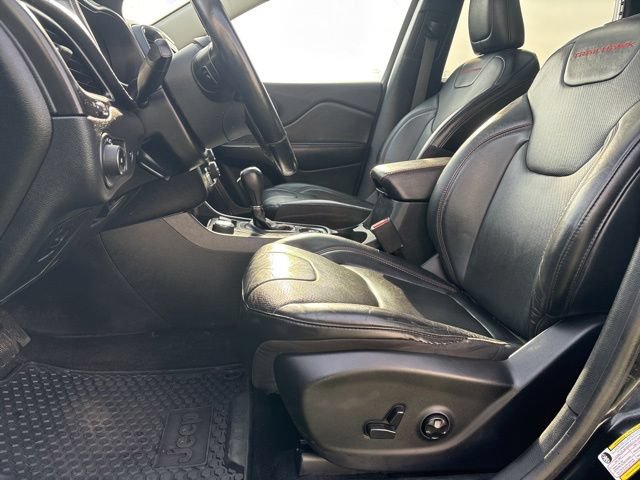 Used 2019 Jeep Cherokee Trailhawk AWD/4WD image 8
