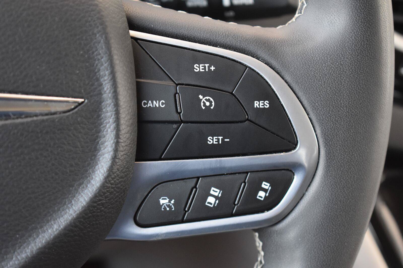 Used 2024 Chrysler Pacifica Touring-L FWD image 9