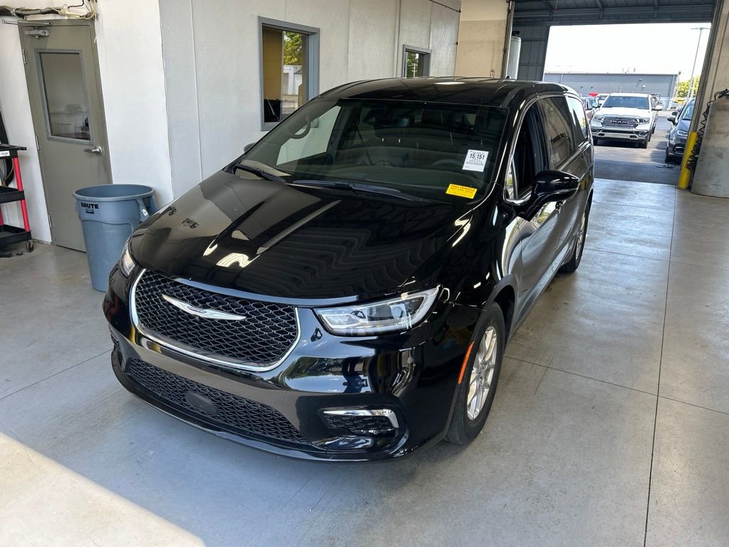 Used 2025 Chrysler Pacifica Select FWD image 1