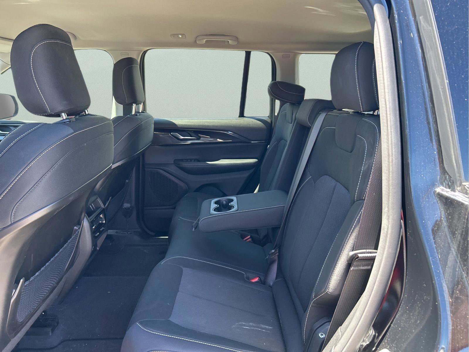 Used 2023 Jeep Grand Cherokee Laredo image 10