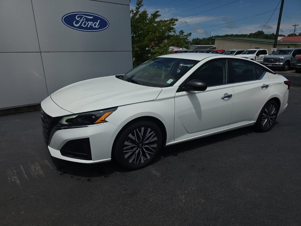 Used 2025 Nissan Altima 2.5 SV FWD image 2