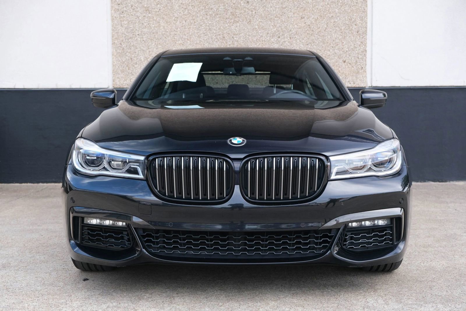 Used 2019 BMW 750i w/ M Sport Package image 2
