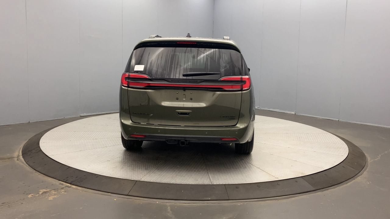 New 2027 Chrysler Pacifica Limited AWD/4WD image 4