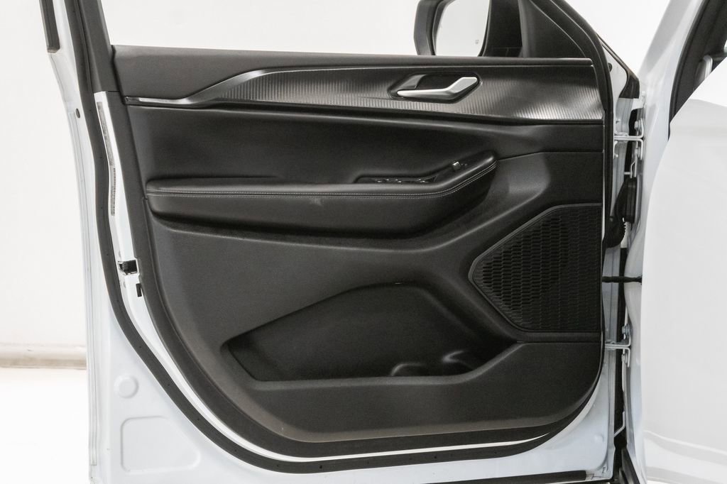 Used 2025 Jeep Grand Cherokee L Laredo image 8