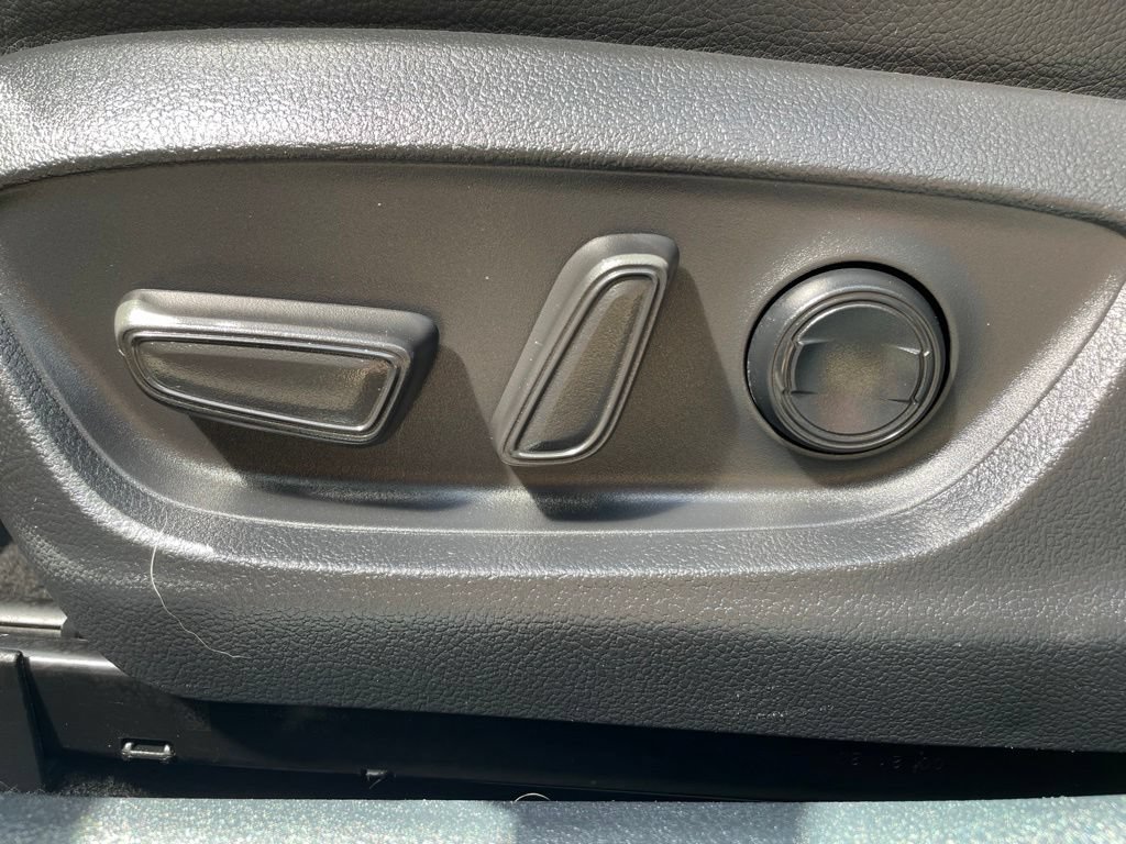 Used 2020 Toyota Camry SE AWD/4WD image 14