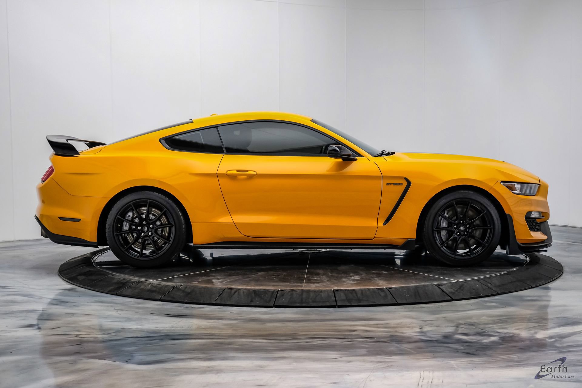 Used 2019 Ford Mustang Shelby GT350 w/ Technology Package RWD image 20