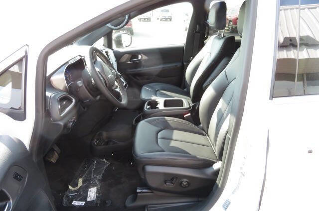 New 2026 Chrysler Pacifica Select image 17