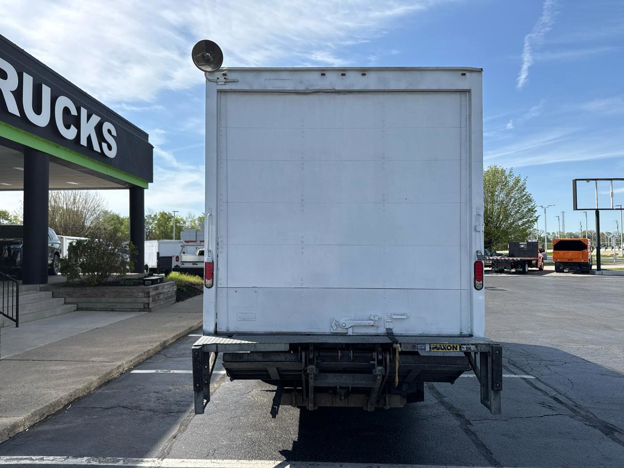 Used 2018 Isuzu NPR RWD image 8