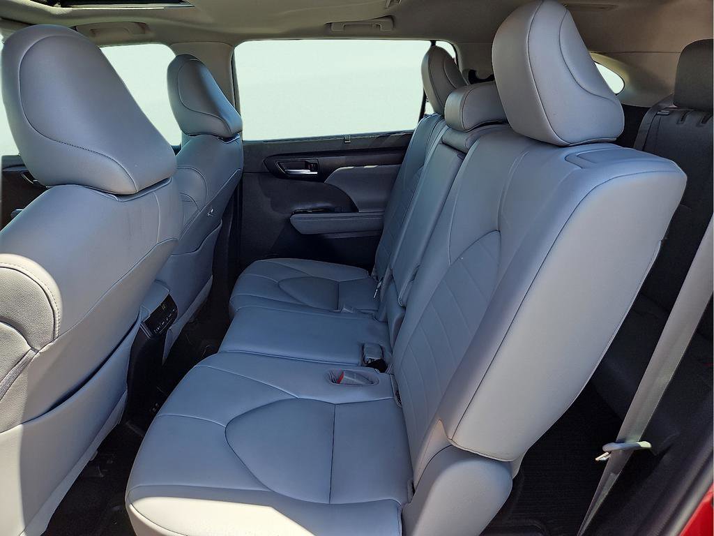 Used 2021 Toyota Highlander XLE AWD/4WD image 8