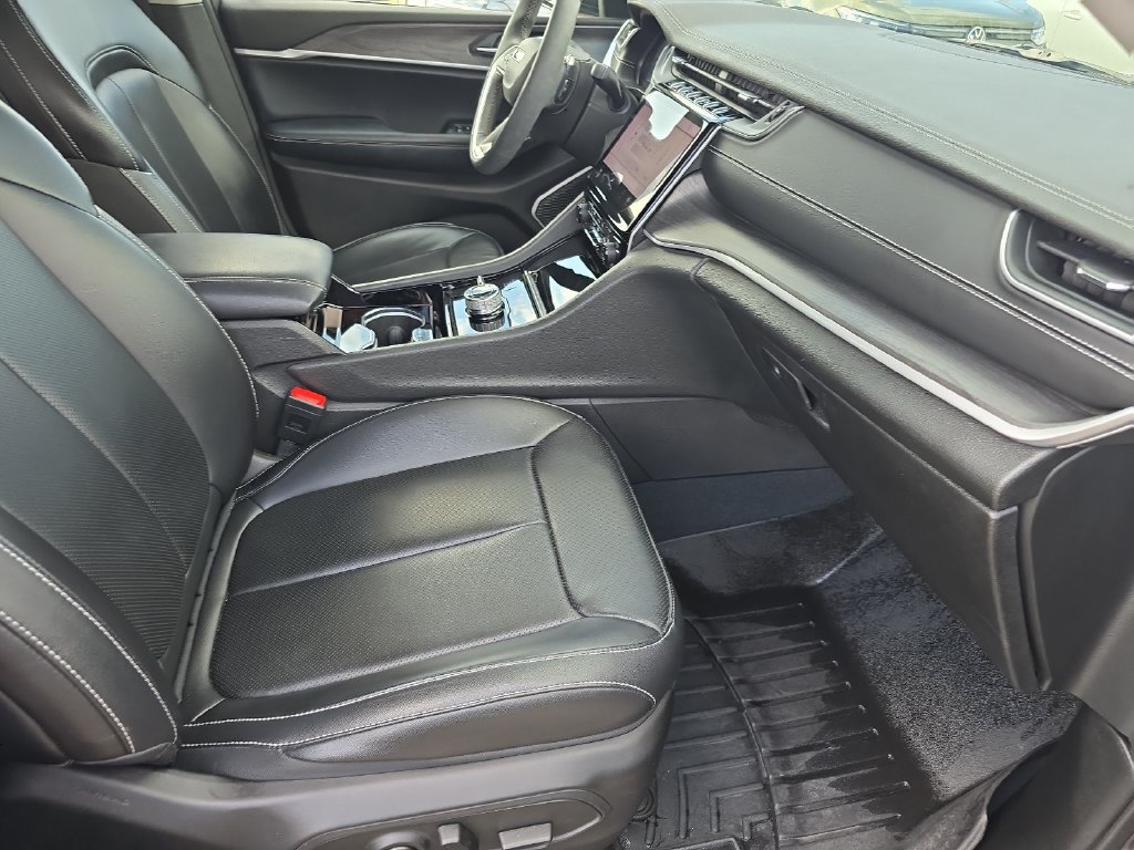 Used 2023 Jeep Grand Cherokee Limited w/ Luxury Tech Group II AWD/4WD image 10