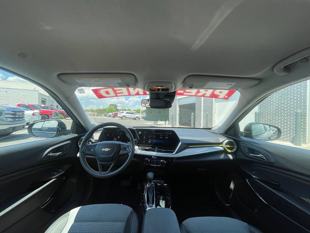 Used 2025 Chevrolet Trax LT FWD image 26