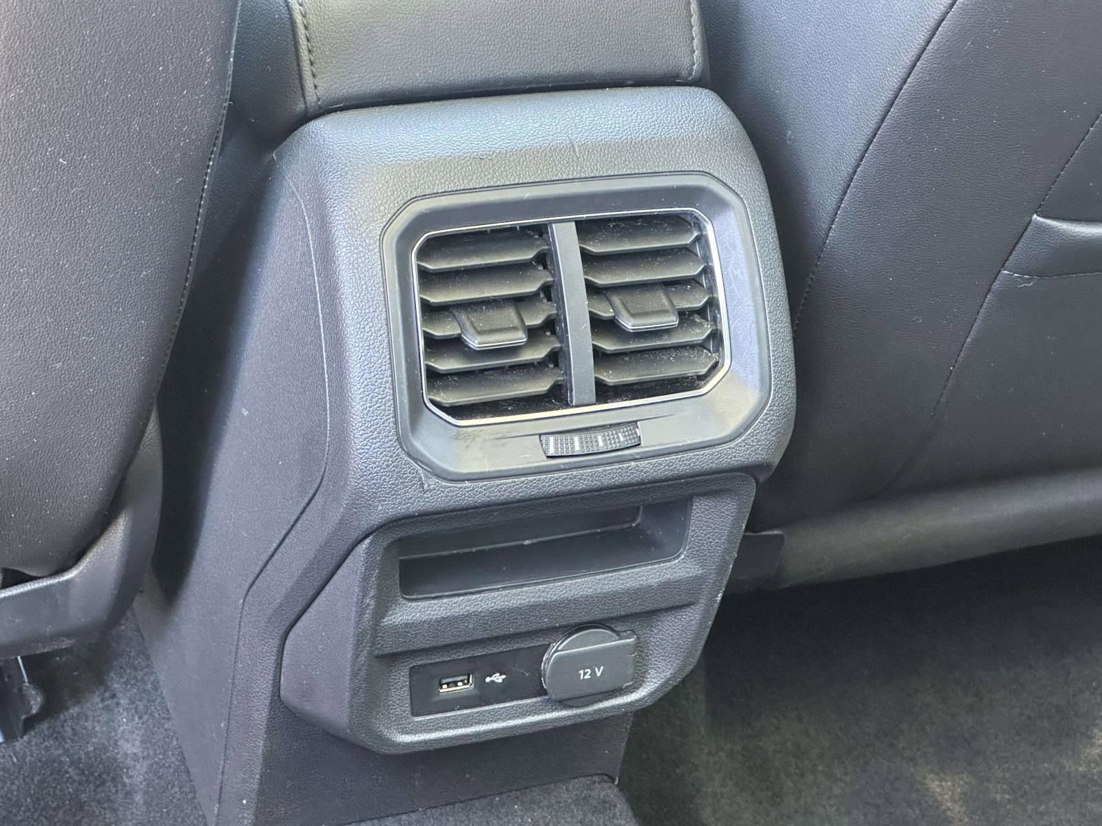 Used 2018 Volkswagen Tiguan SE w/ Panoramic Sunroof Package FWD image 16