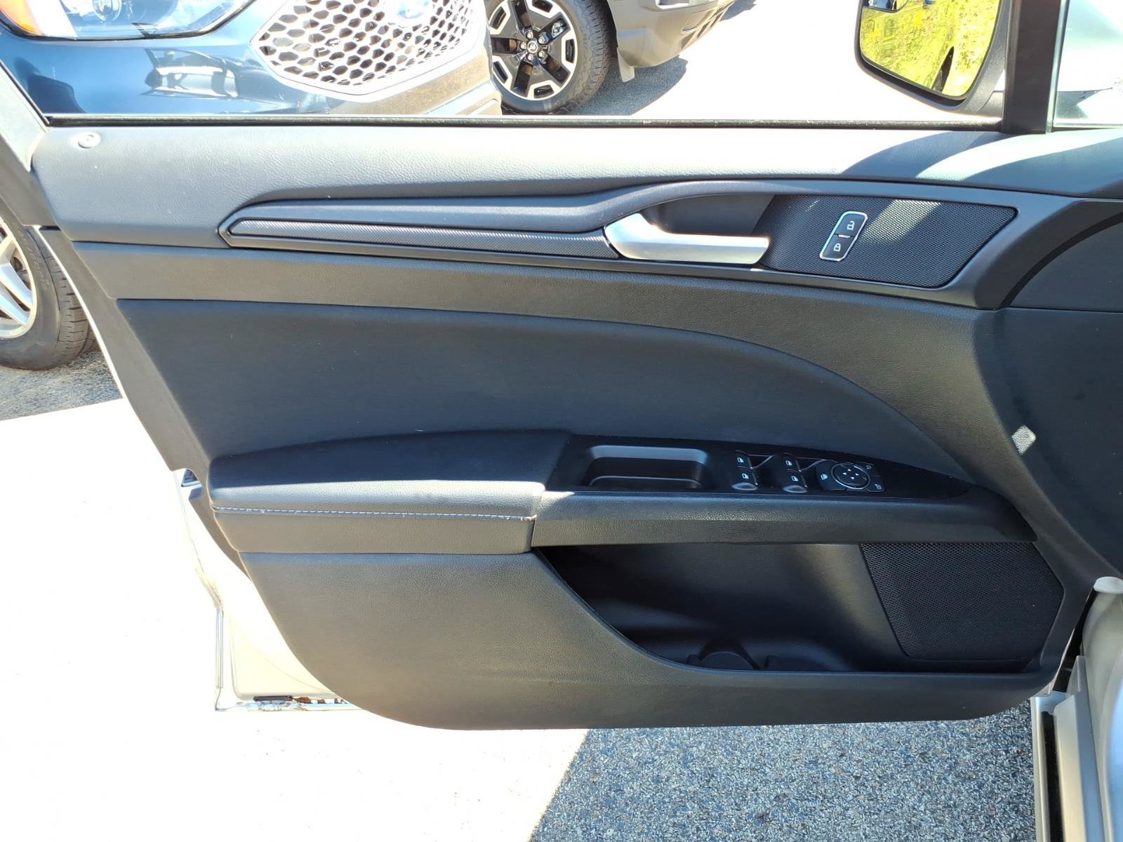 Used 2018 Ford Fusion SE w/ Equipment Group 201A FWD image 13