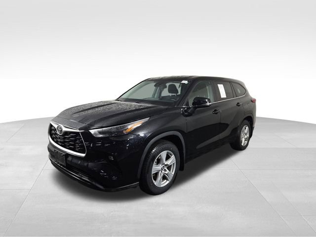 Used 2023 Toyota Highlander LE image 2