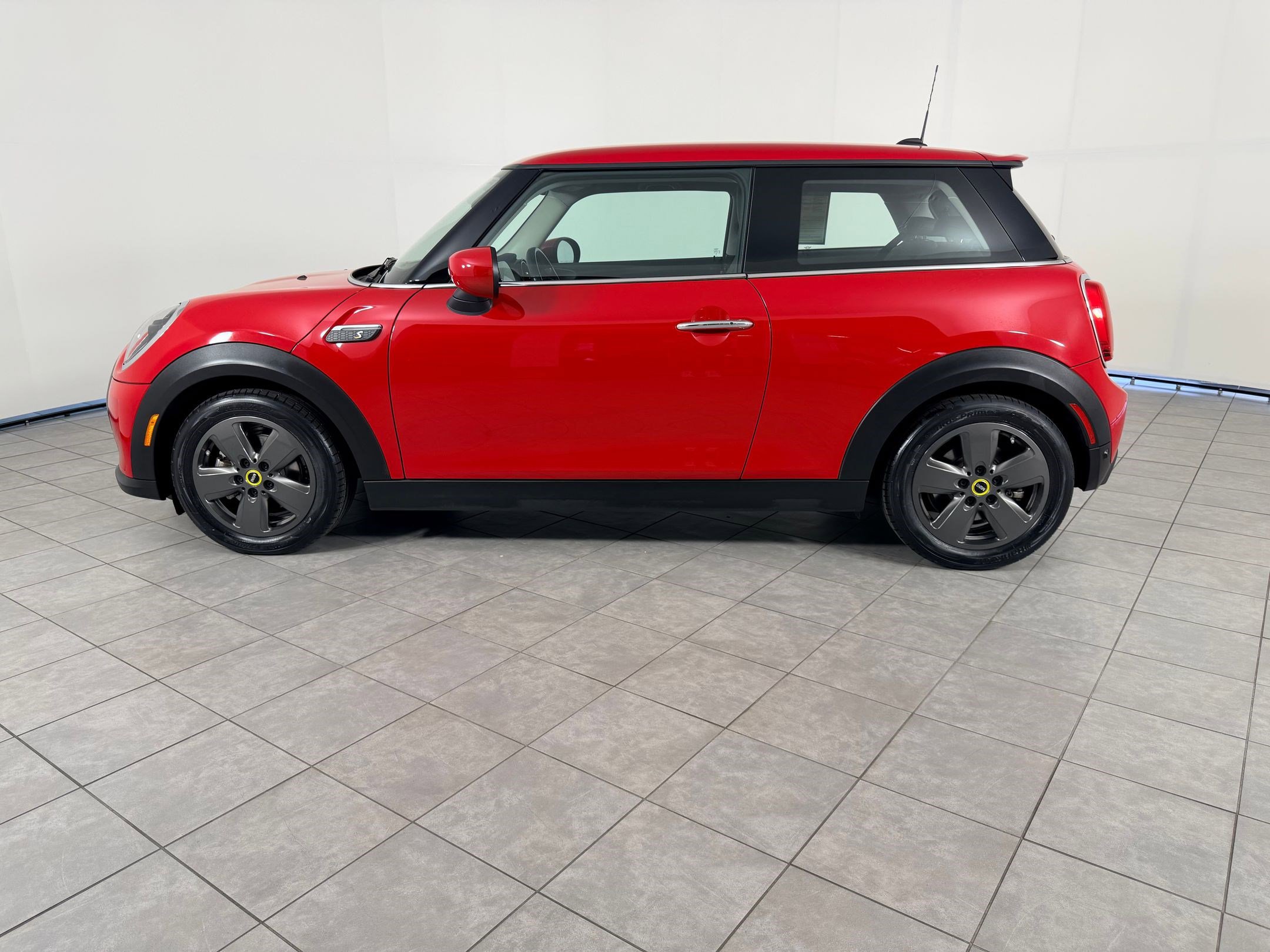 Certified 2024 MINI Cooper SE image 2
