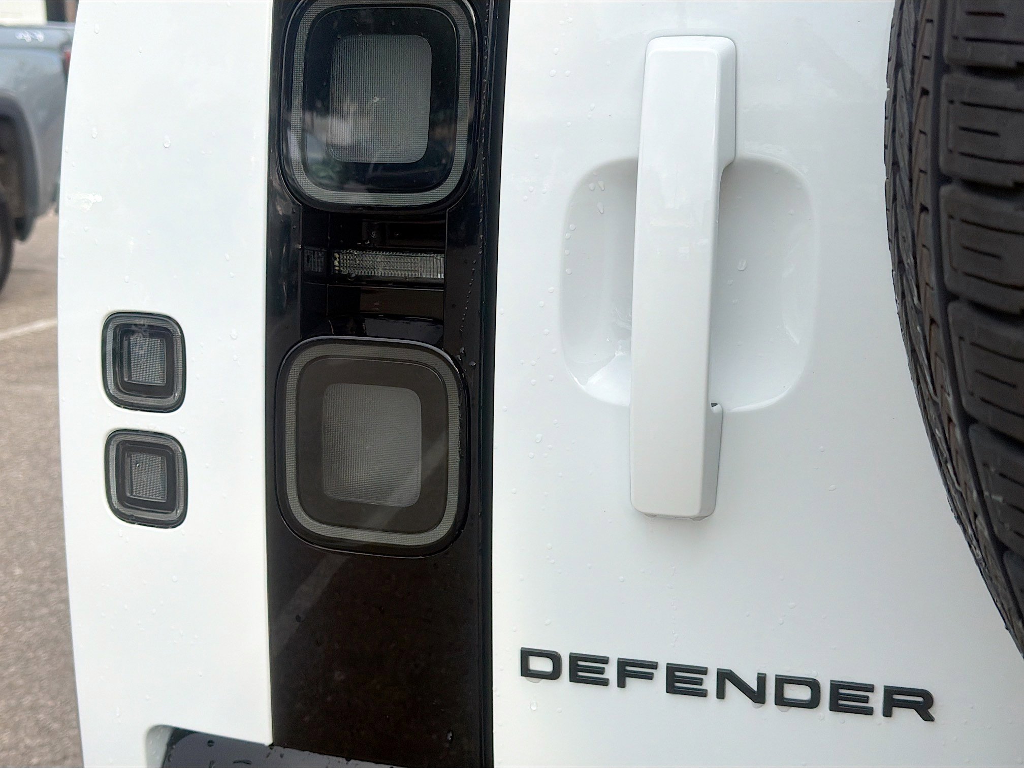 New 2026 Land Rover Defender 110 X-Dynamic SE image 10