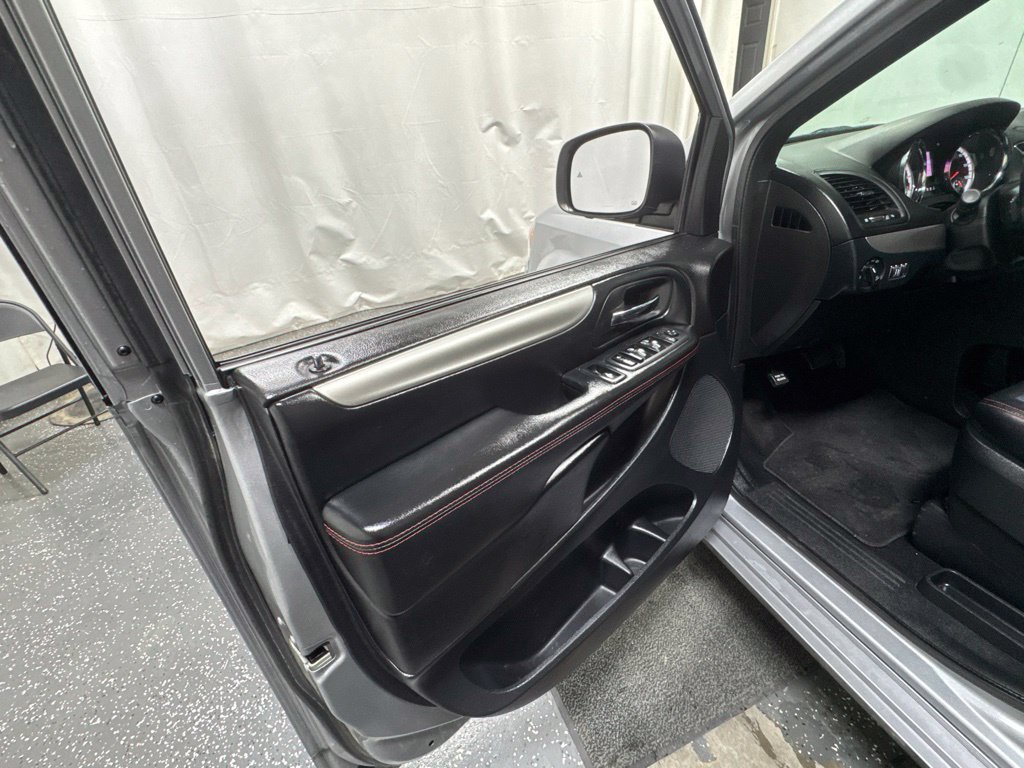Used 2019 Dodge Grand Caravan GT w/ Safety Sphere Group FWD image 15