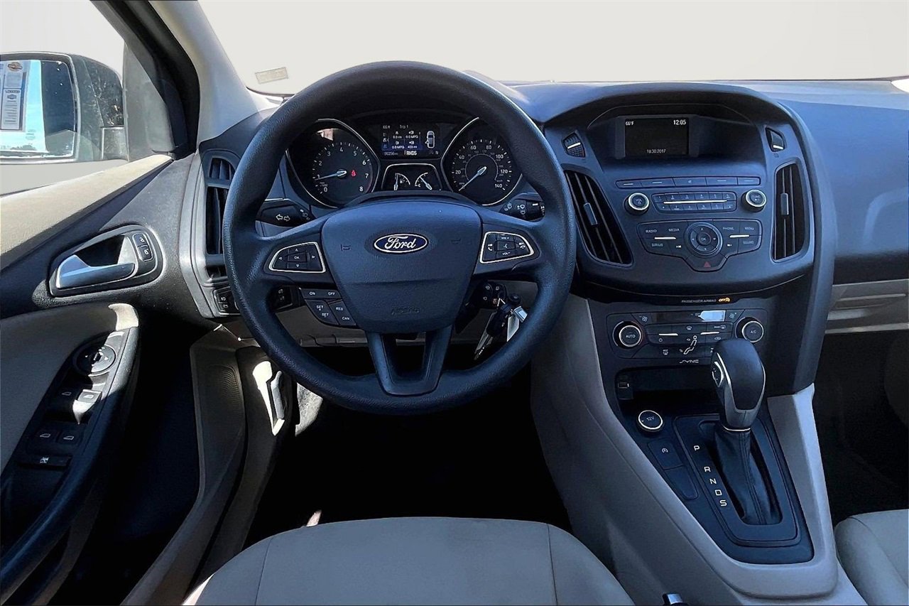 Used 2018 Ford Focus SE w/ SE Appearance Package image 12