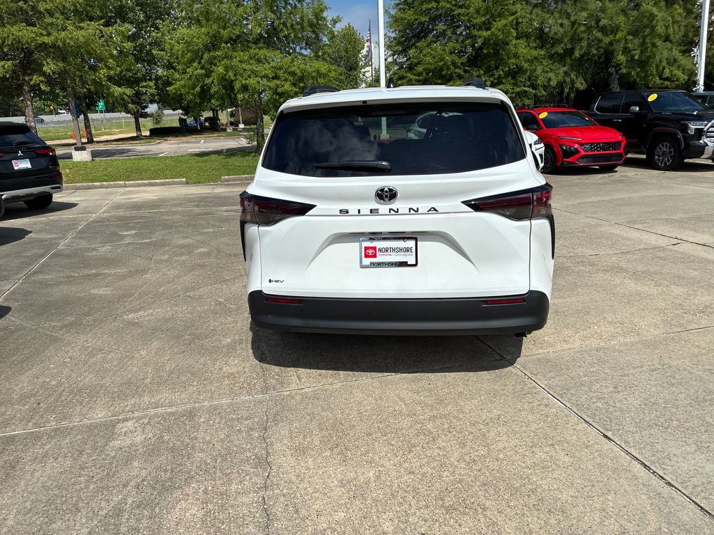 New 2026 Toyota Sienna LE FWD image 5