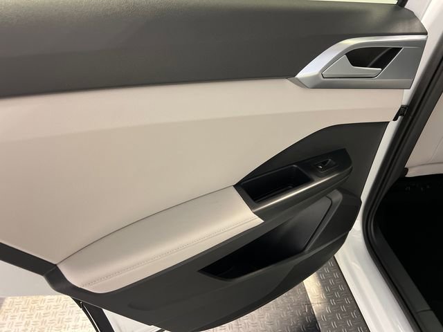Certified 2025 Volkswagen Taos SE FWD image 17
