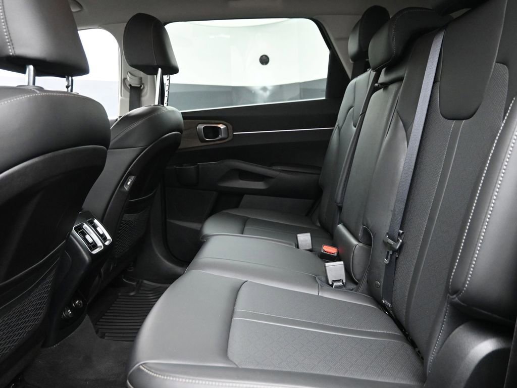 Used 2023 Kia Sorento S image 11