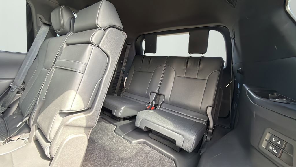 Used 2022 Lexus LX 600 4WD w/ Luxury Package image 16
