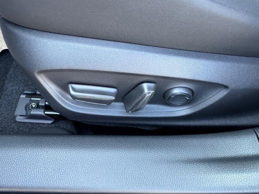New 2025 Toyota Prius Plug-In Hybrid FWD image 12