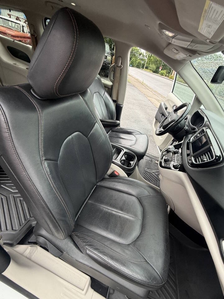 Used 2020 Chrysler Pacifica Touring-L FWD image 9